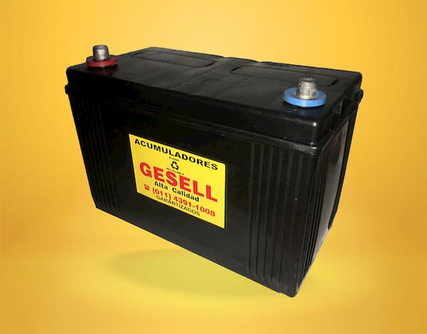 Batería Gesell alta de 12 volts x 110 amp sobre fondo amarillo.