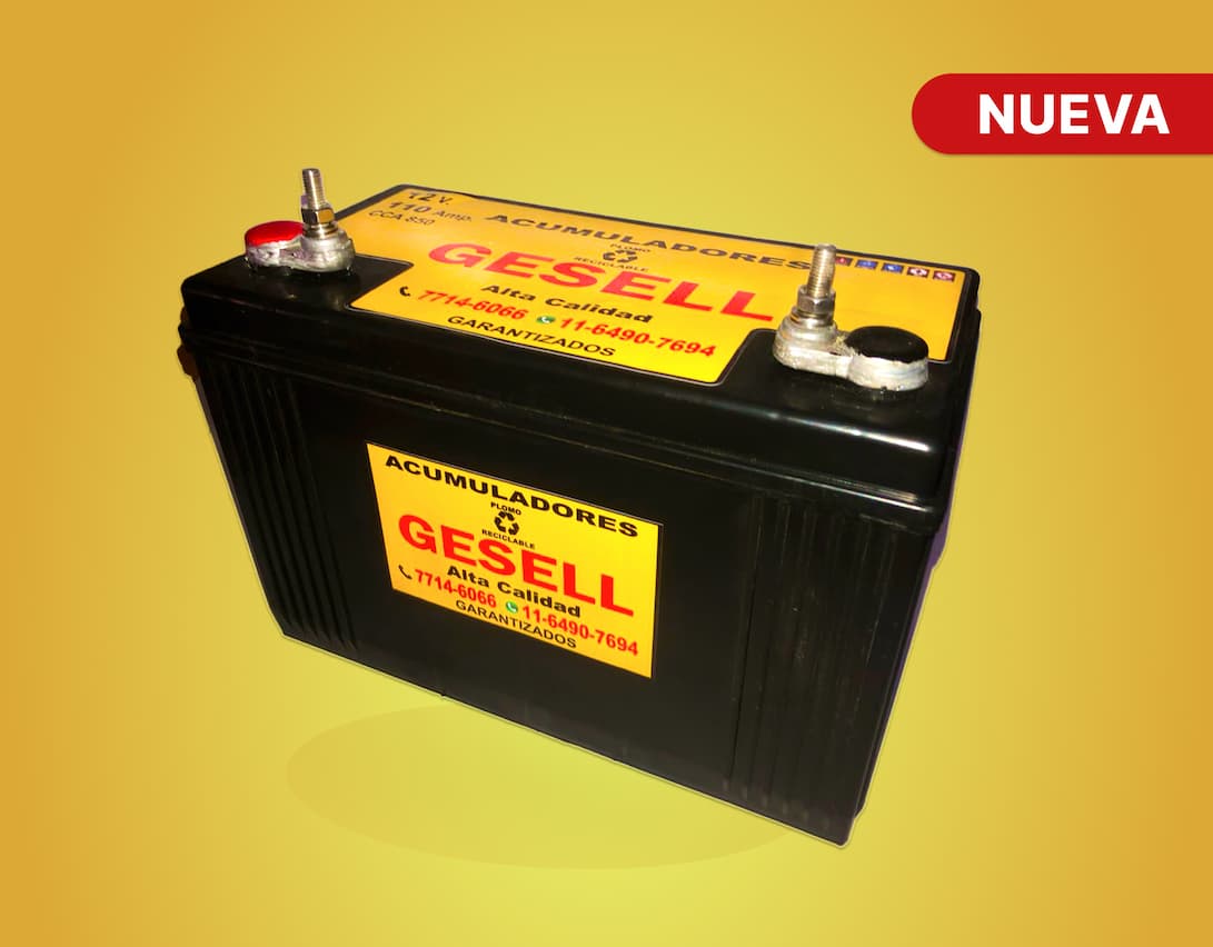 Batería Gesell de 12 volts x 110 amp Audiocar sobre fondo amarillo.