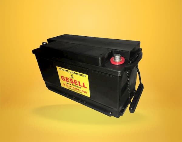 Batería Gesell baja de 12 volts x 110 amp sobre fondo amarillo.