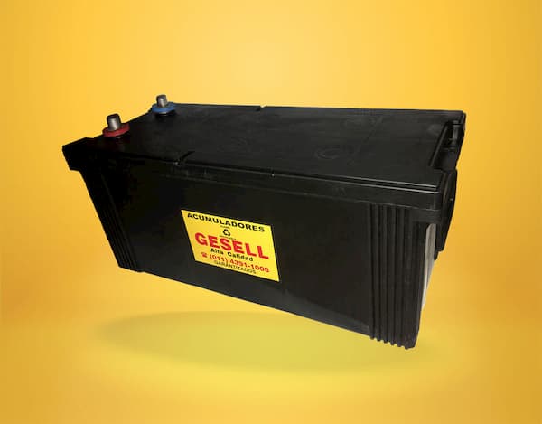 Batería Gesell de 12 volts x 180 amp sobre fondo amarillo.