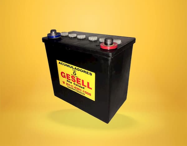 Batería Gesell de 12 volts x 45 amp fotografiada sobre fondo amarillo.