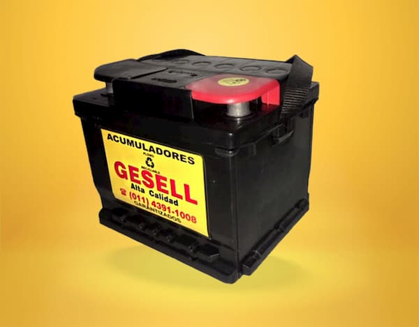 Batería náutica Gesell de 12 volts x 55 amp sobre fondo amarillo.
