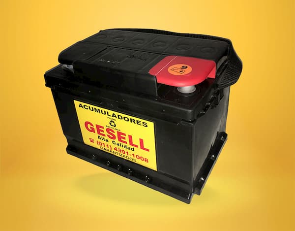 Batería náutica Gesell de 12 volts x 70 amp sobre fondo amarillo.