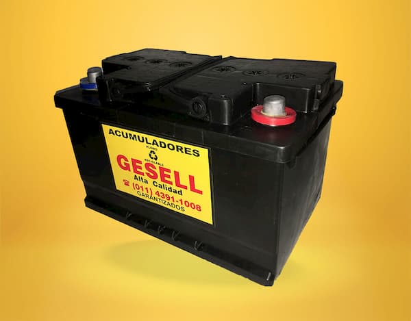 Batería Gesell de 12 volts x 75 amp para gasolero sobre fondo amarillo.