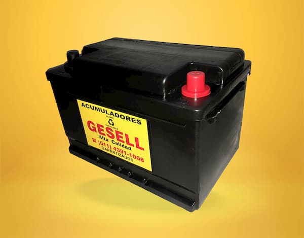 Batería Gesell de 12 volts x 75 amp para GNC sobre fondo amarillo.