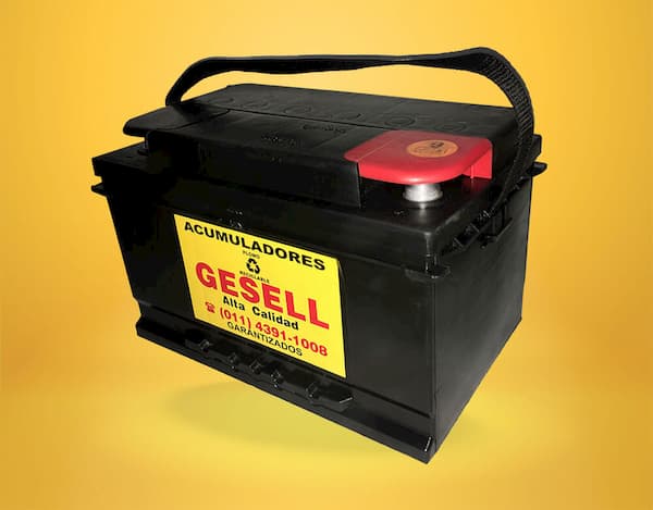 Batería náutica Gesell de 12 volts x 80 amp sobre fondo amarillo.