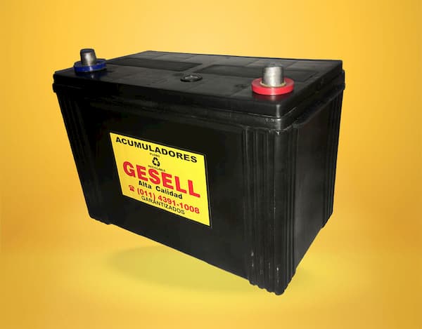 Batería Gesell de 12 volts x 90 amp alta para 4x4 sobre fondo amarillo.