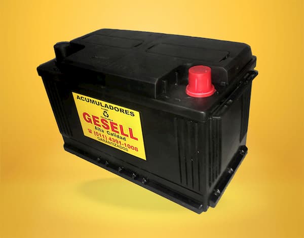 Batería Gesell de 12 volts x 90 amp para Bora sobre fondo amarillo.