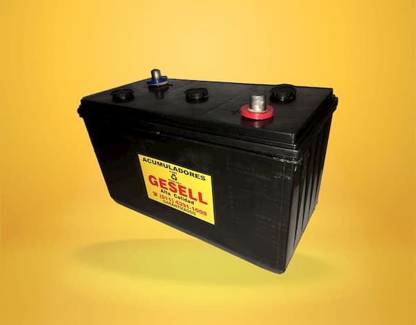 Batería Gesell de 6 volts x 180 amp sobre fondo amarillo.