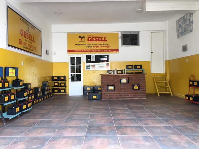 Interior del taller de Baterías Gesell con mostrador y baterías exhibidas.